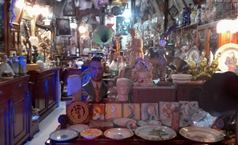 Polignano, dalle maioliche del 500 ai documenti di Hitler: è il museo-bazar di Franco